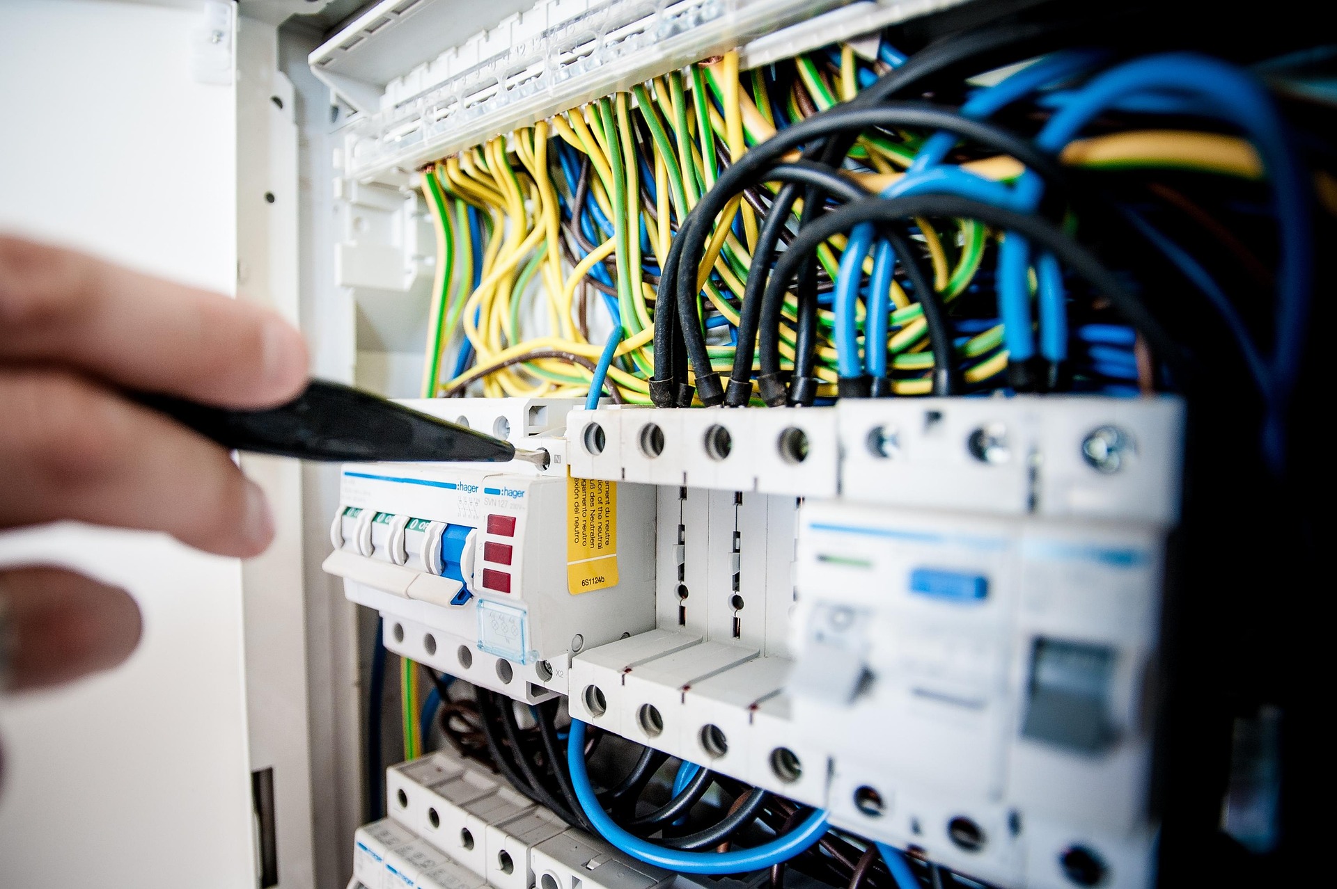 Électricien Inter Elec en intervention de dépannage d'urgence